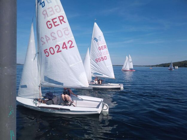 Gemütliches Beisammensein auf dem Wasser - das ist eine Geschwaderfahrt!