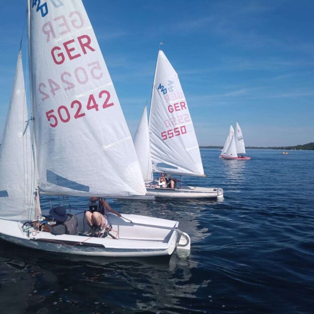 Gemütliches Beisammensein auf dem Wasser - das ist eine Geschwaderfahrt!